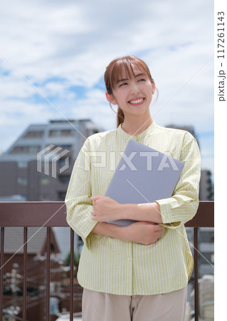 青空の下私らしい人生を前向きに生きる若い女性 117261143