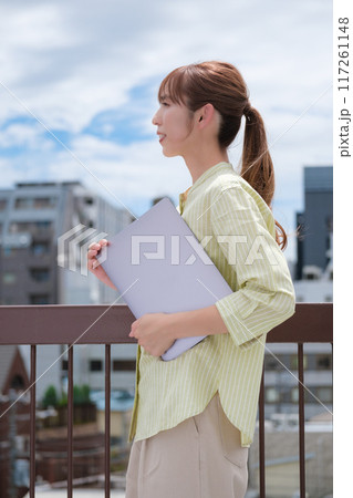 青空の下私らしい人生を前向きに生きる若い女性 青空の下私らしい人生を前向きに生きる若い女性 117261148
