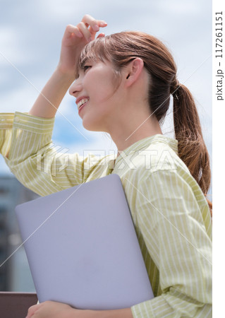 青空の下私らしい人生を前向きに生きる若い女性 117261151