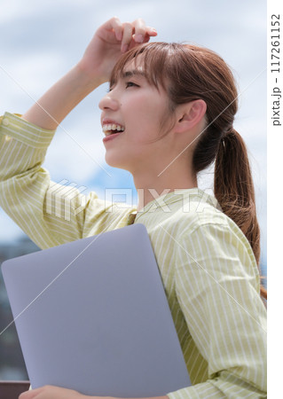 青空の下私らしい人生を前向きに生きる若い女性 117261152