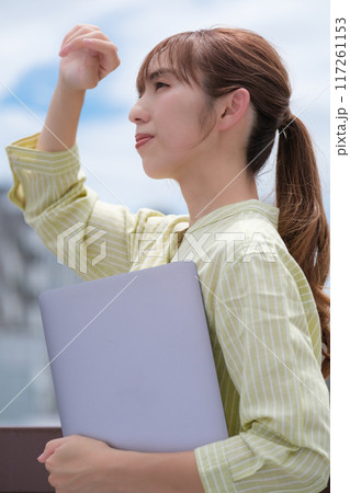 青空の下私らしい人生を前向きに生きる若い女性 117261153