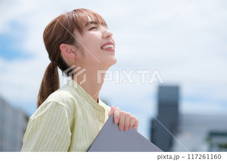 青空の下私らしい人生を前向きに生きる若い女性 117261160