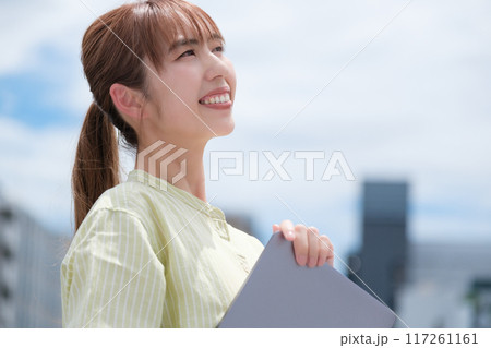 青空の下私らしい人生を前向きに生きる若い女性 117261161