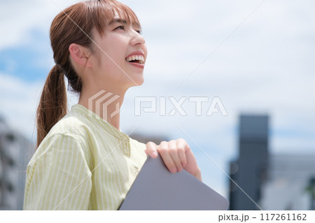 青空の下私らしい人生を前向きに生きる若い女性 117261162