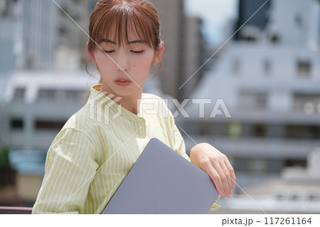 青空の下私らしい人生を前向きに生きる若い女性 青空の下私らしい人生を前向きに生きる若い女性 117261164