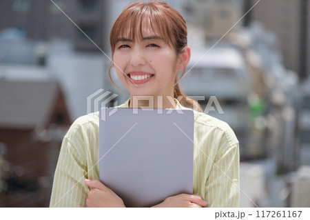 青空の下私らしい人生を前向きに生きる若い女性 青空の下私らしい人生を前向きに生きる若い女性 117261167