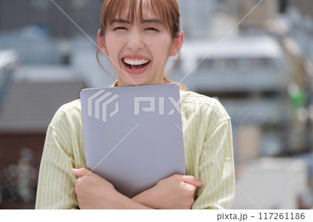 青空の下私らしい人生を前向きに生きる若い女性 青空の下私らしい人生を前向きに生きる若い女性 117261186