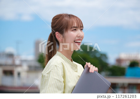 青空の下私らしい人生を前向きに生きる若い女性 117261203