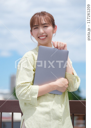 青空の下私らしい人生を前向きに生きる若い女性 117261209