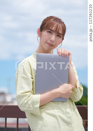 青空の下私らしい人生を前向きに生きる若い女性 117261210