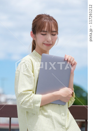 青空の下私らしい人生を前向きに生きる若い女性 青空の下私らしい人生を前向きに生きる若い女性 117261212