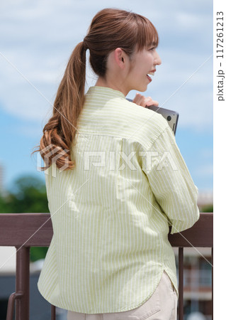 青空の下私らしい人生を前向きに生きる若い女性 117261213