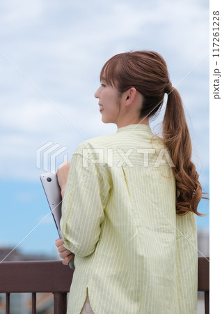 青空の下私らしい人生を前向きに生きる若い女性 青空の下私らしい人生を前向きに生きる若い女性 117261228