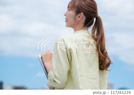 青空の下私らしい人生を前向きに生きる若い女性 青空の下私らしい人生を前向きに生きる若い女性 117261229