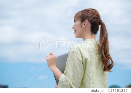 青空の下私らしい人生を前向きに生きる若い女性 青空の下私らしい人生を前向きに生きる若い女性 117261233