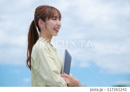 青空の下私らしい人生を前向きに生きる若い女性 117261242