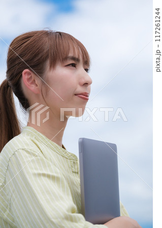 青空の下私らしい人生を前向きに生きる若い女性 117261244