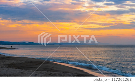 夕暮れの海 117261268