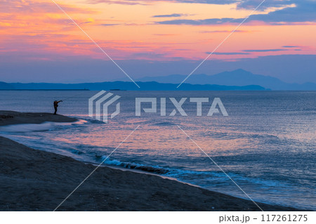 夕暮れの海 117261275