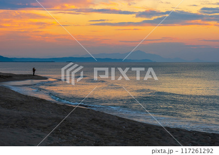 夕暮れの海 117261292