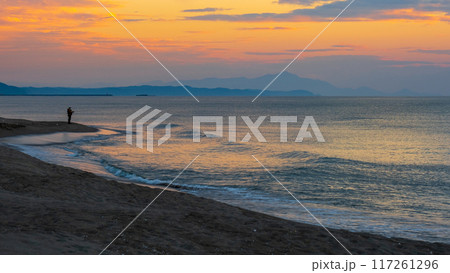 夕暮れの海 117261296