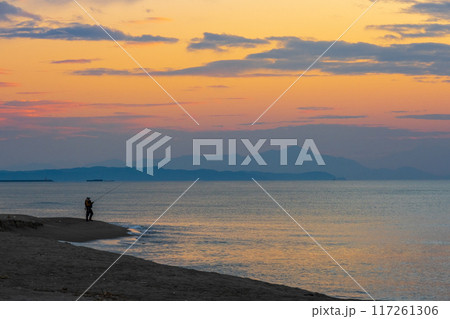 夕暮れの海 117261306