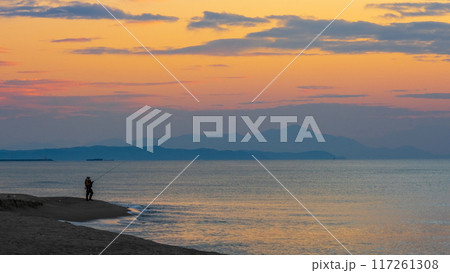 夕暮れの海 117261308