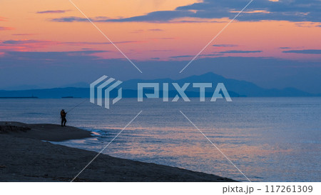 夕暮れの海 117261309