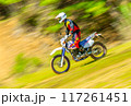 激下りの急斜面を走る、二輪車（バイク オフローダー） 117261451