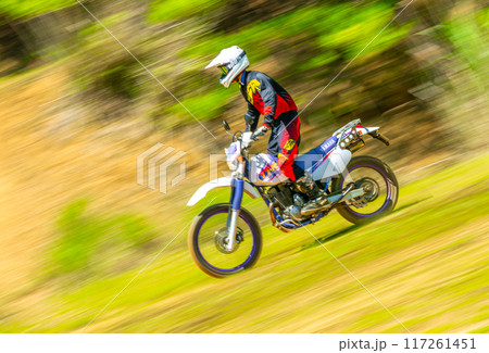 激下りの急斜面を走る、二輪車(バイク オフローダー) 激下りの急斜面を走る、二輪車(バイク オフローダー) 117261451