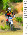 荒野を駆け巡る、二輪車（バイク オフローダー） 117261452