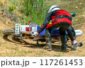 転倒しバイクを引き起こす、二輪車（バイク オフローダー） 117261453