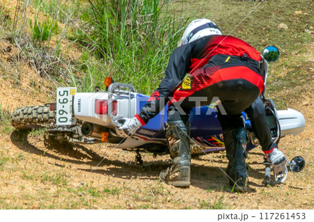 転倒しバイクを引き起こす、二輪車(バイク オフローダー) 転倒しバイクを引き起こす、二輪車(バイク オフローダー) 117261453