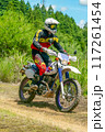 荒野を駆け巡る、二輪車（バイク オフローダー） 117261454