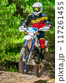 ジャンプを決める、二輪車（バイク オフローダー） 117261455