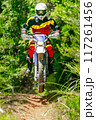 ジャンプを決める、二輪車（バイク オフローダー） 117261456