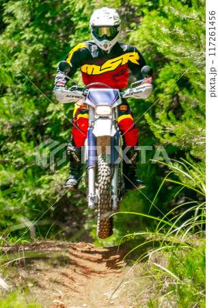 ジャンプを決める、二輪車（バイク オフローダー） 117261456
