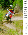 テールスライドでコーナーを回る、二輪車（バイク オフローダー） 117261458