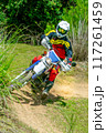 テールスライドでコーナーを回る、二輪車（バイク オフローダー） 117261459