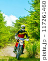 荒野を駆け巡る、二輪車（バイク オフローダー） 117261460