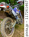 泥まみれのオフロードバイク 117261467