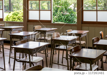 窓辺から夏の陽光が入るレトロな教室の机たち 窓辺から夏の陽光が入るレトロな教室の机たち 117261481
