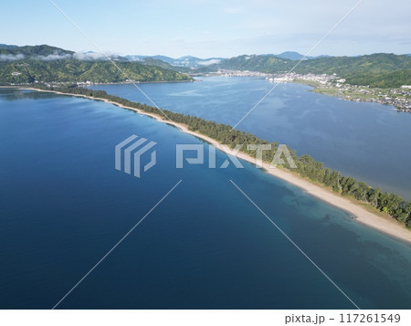早朝の天橋立を宮津湾から空撮 早朝の天橋立を宮津湾から空撮 117261549
