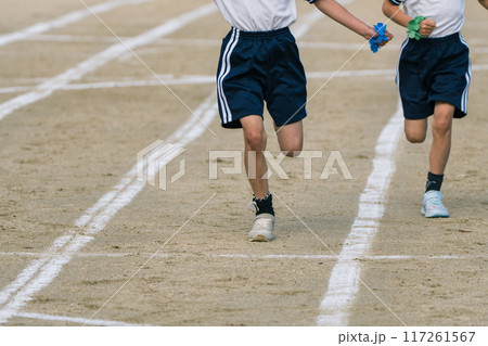 小学生運動会一生懸命の駆けっこの脚のみを撮影 117261567