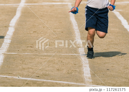 小学生運動会一生懸命の駆けっこの脚のみを撮影 小学生運動会一生懸命の駆けっこの脚のみを撮影 117261575