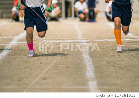 小学生運動会一生懸命の駆けっこの脚のみを撮影 小学生運動会一生懸命の駆けっこの脚のみを撮影 117261613