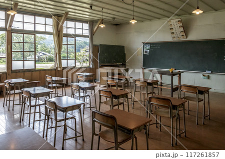 裸電球が灯り窓辺から夏の陽光が差し込むレトロな教室 117261857