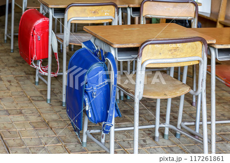 レトロな机に青と赤のランドセルが古い教室 レトロな机に青と赤のランドセルが古い教室 117261861