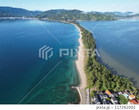 宮津湾と阿蘇海を分断する天橋立の空撮 117262002