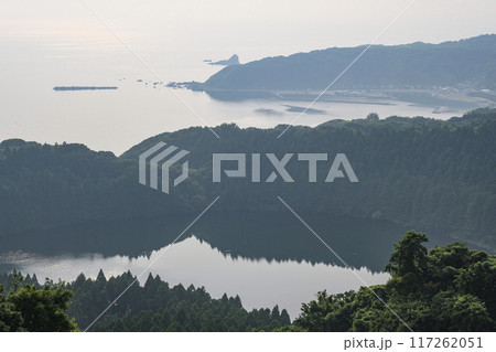 男鹿半島の八望台から見る二の目潟と日本海 男鹿半島の八望台から見る二の目潟と日本海 117262051